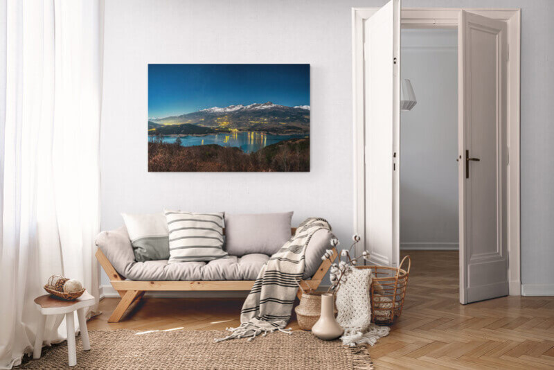 Le lac de Serre-Ponçon sous le clair de Lune